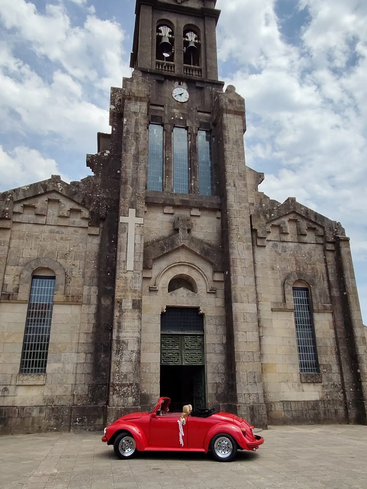 Sesión de fotos de boda con coche clásico La Tribu en Galicia