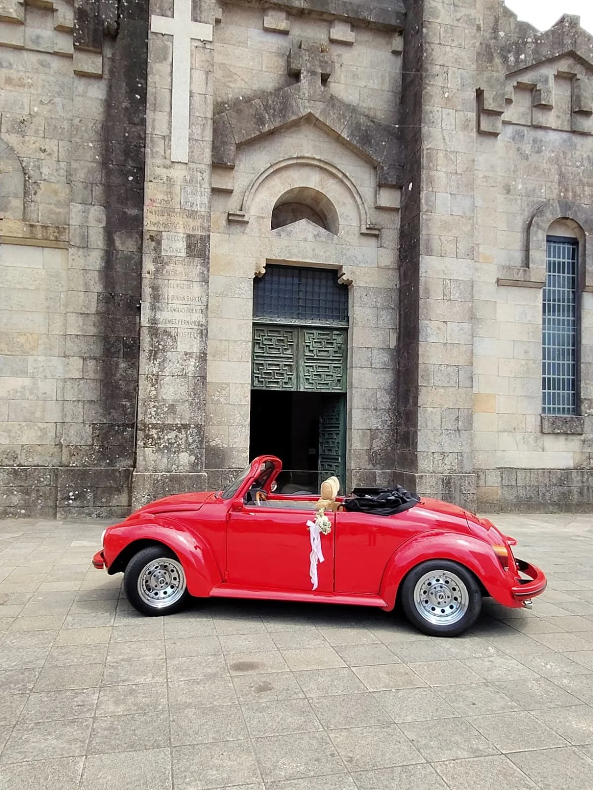 Novios junto al Beetle de boda en entorno gallego · La Tribu