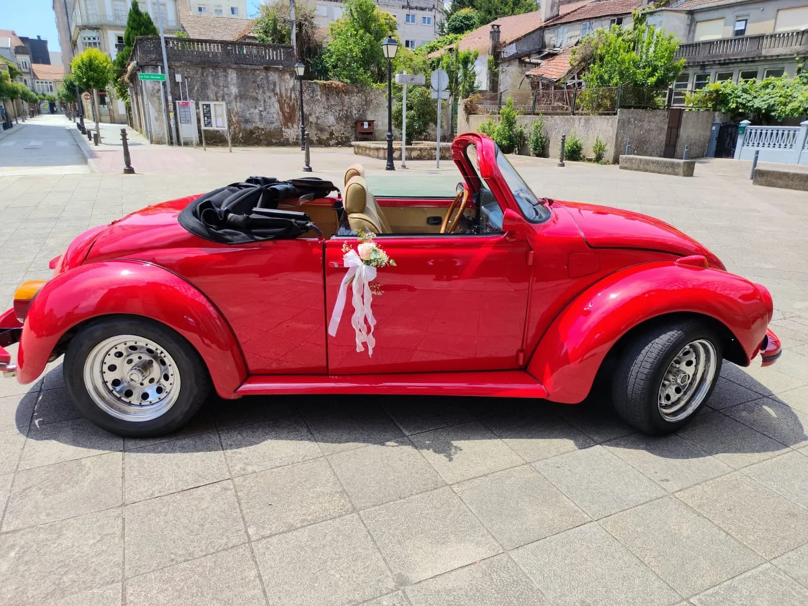 Flota de coches de boda La Tribu en celebración nupcial en Galicia