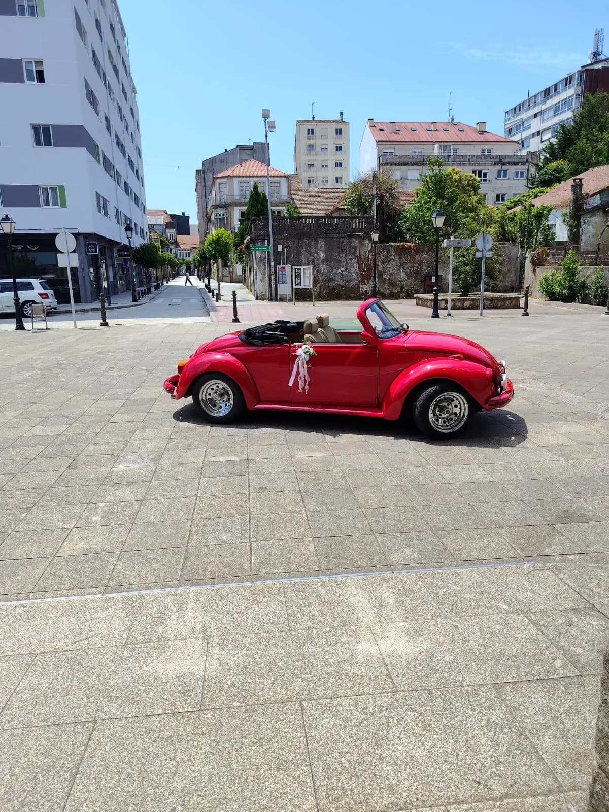 Coche clásico de boda decorado para novios en Galicia · La Tribu