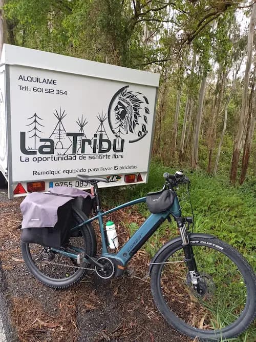 Bicicleta eléctrica y remolque La Tribu · ciclomotores y movilidad en A Estrada